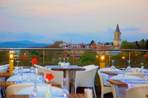 restaurant tables with view to the city